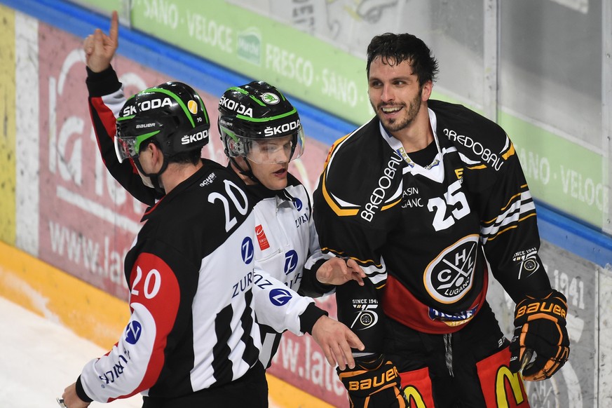 Luganos Maxim Lapierre mit einem der Schiedsrichter im vierten Playoff-Viertelfinalspiel der National League A zwischen dem HC Lugano und dem EV Zug, am Donnerstag, 10. Maerz 2016, in der Resega Halle ...