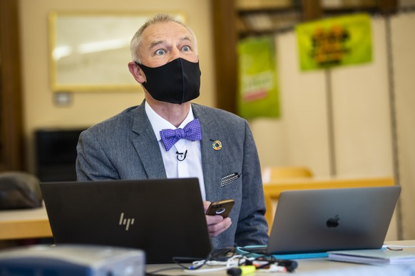 Roby Tschopp, pour le parti les Verts reagit lors du premier tour des elections cantonales neuchateloises le dimanche 18 avril 2021 a Neuchatel. (KEYSTONE/Jean-Christophe Bott)