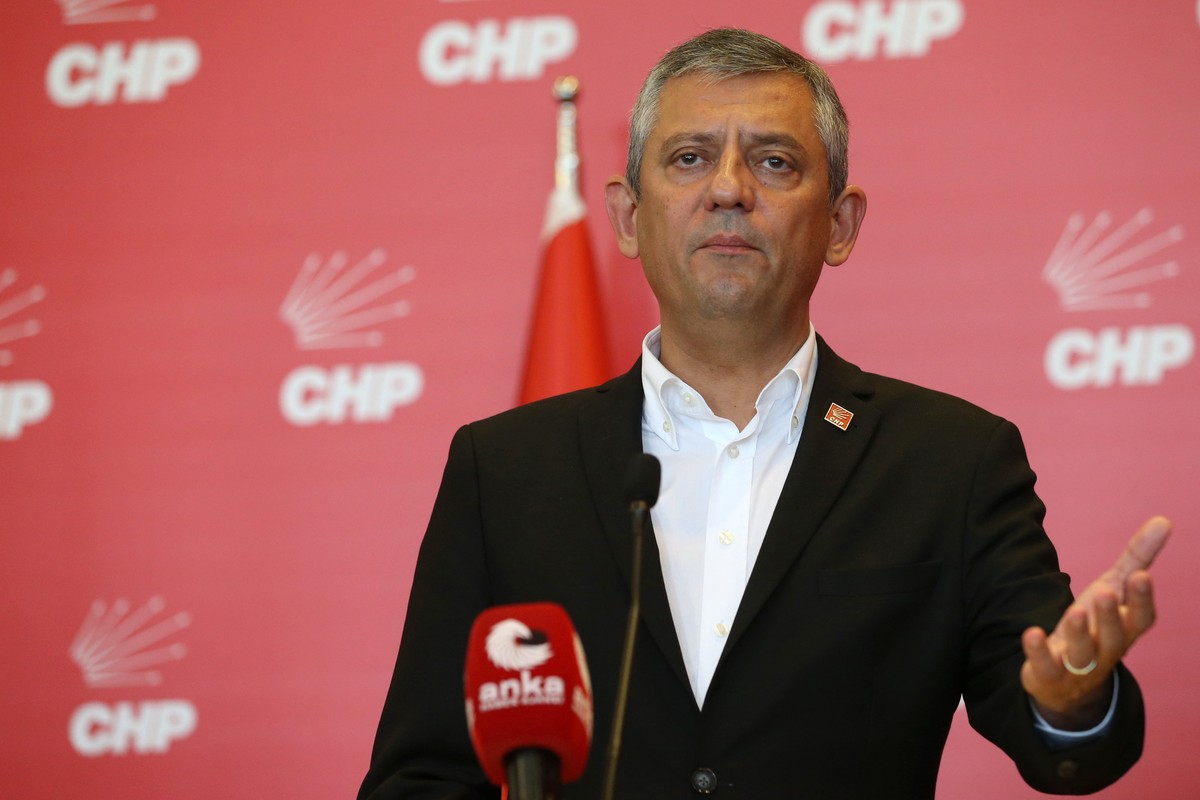 epa12984772 Republican People's Party (CHP) chairman Ozgur Ozel (L) attends a press conference at the CHP headquarters in Ankara, Turkey, 22 May 2026. The press conference follows a decision by t ...