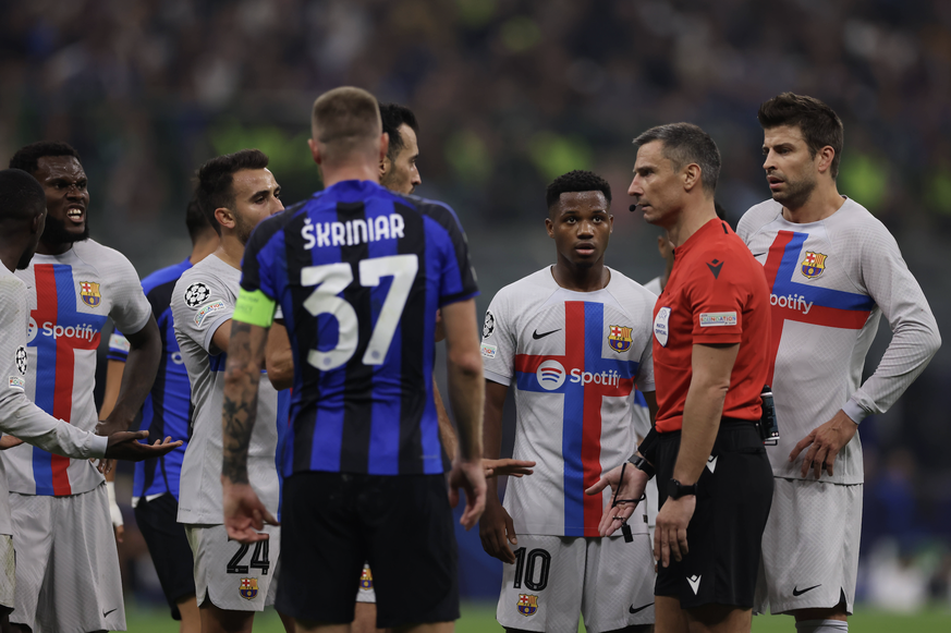 Milan, Italy, 4th October 2022. Players surround The Referee Slavko Vincic of Slovenia as a VAR check takes place for an alleged handball by Denzel Dumfries of FC Internazionale during the UEFA Champi ...