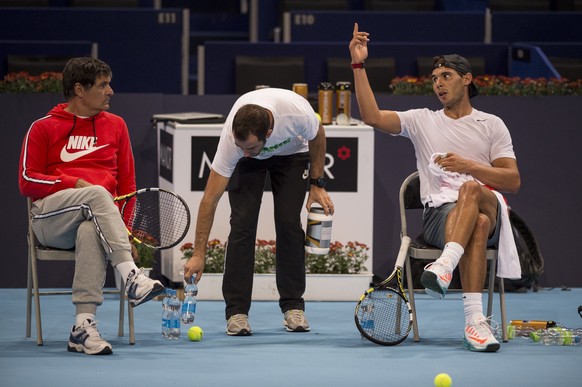 Nadal bespricht sich mit Onkel Toni.