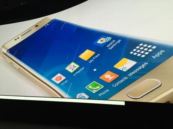 Das Galaxy S6 Edge mit abgerundetem Display auf den Seiten.