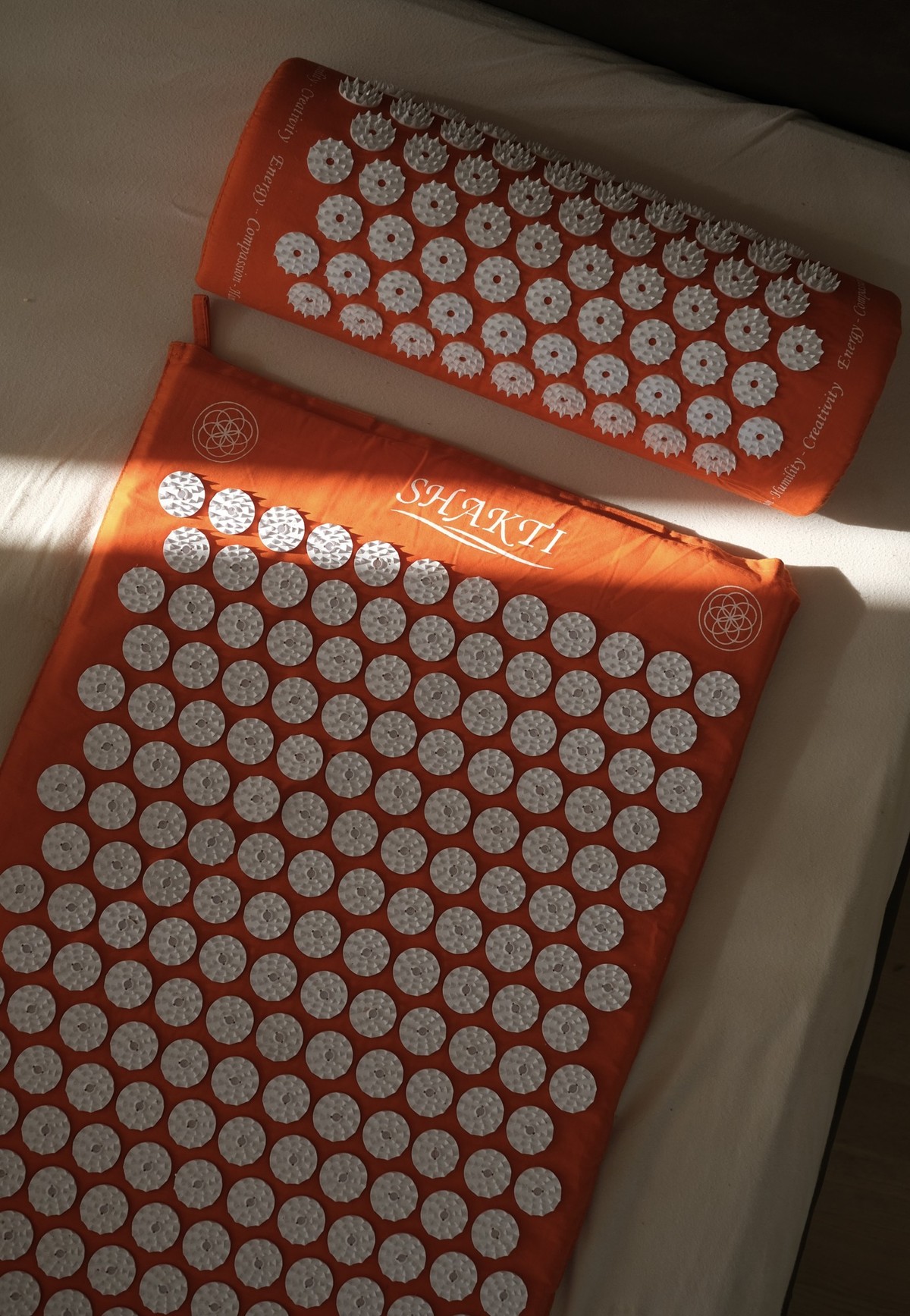 Vor rund drei Monaten bei mir eingezogen: die Shakti-Matte in Orange.