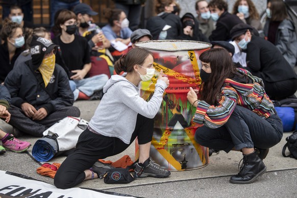 Menschen der Gruppierung von &quot;Rise Up for Change&quot; besetzten unter dem Motto &quot;Transparenz aller Finanzfluesse&quot; den Paradenplatz mit den Privatbanken Credit Suisse und UBS, aufgenomm ...