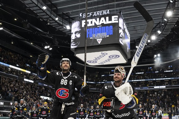 Julien Sprunger (HCFG), left, and goaltender Reto Berra (HCFG), right, celebrate their victory after defeating Geneve-Servette HC, GSHC, after the fifth leg of the National League semifinal playoff ga ...