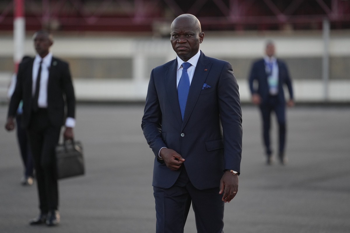 Gabon's President Brice Oligui Nguema waits to welcome France's President Emmanuel Macron at the Leon-Mba International Airport in Libreville, Gabon, Sunday, Nov. 23, 2025. (AP Photo/Thibaul ...