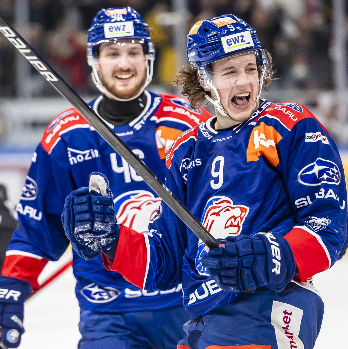 Vinzenz Rohrer (ZSC) (rechts) jubelt mit Dean Kukan (ZSC) (links) nach seinem Tor zum 2:0 im fuenften Playoff Final Eishockeyspiel der National League zwischen den ZSC Lions und Lausanne HC, am Donner ...