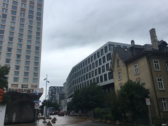 Das Nagelhaus neben dem Renaissance-Hotel und dem «51»-Bürogebäude.