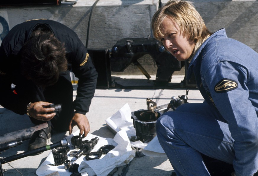 IMAGO / Motorsport Images

1974 United States GP WATKINS GLEN INTERNATIONAL, UNITED STATES OF AMERICA - OCTOBER 06: Ronnie Peterson sits with mechanics in the pitlane during the United States GP at Wa ...