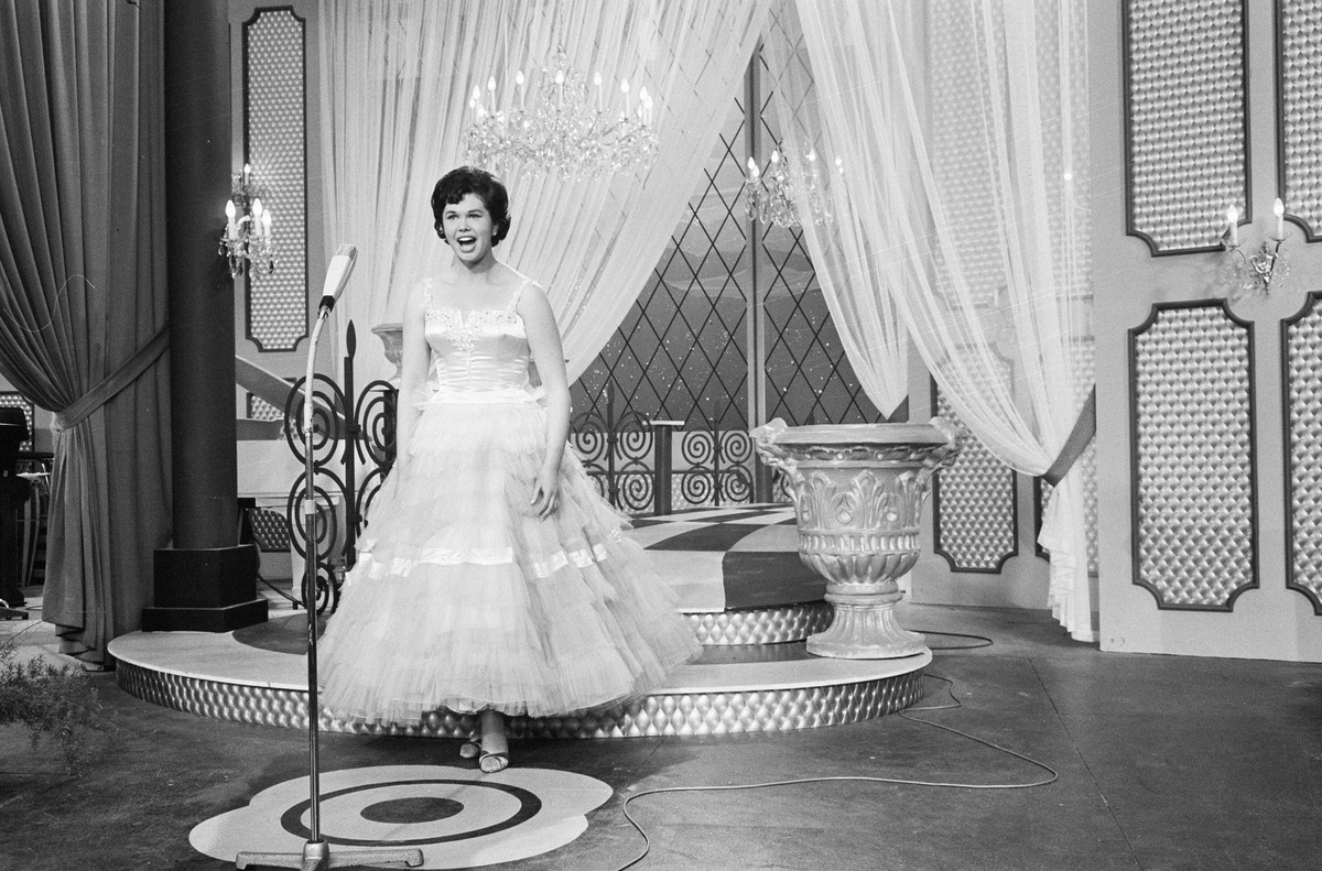 Anefo photo collection. Eurovision Song Contest 1962 in Luxembourg, for Austria Eleonore Schwarz. March 18, 1962. Luxembourg Copyright: xpiemagsx pienatarchpart216092021-64577 ACHTUNG AUFNAHMEDATUM GE ...