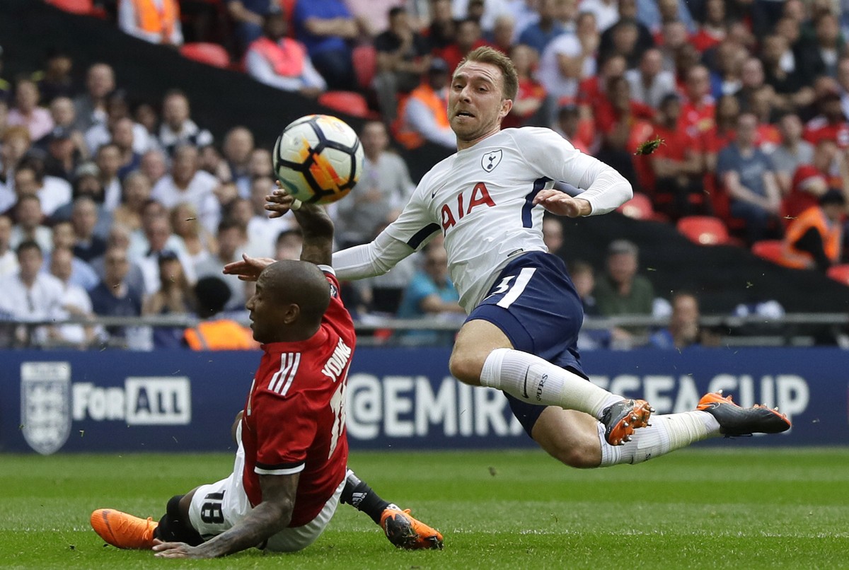 ARCHIV  ZU DEN TEAM-PORTRAITS DER GRUPPE C AN DER WM 2018 IN RUSSLAND STELLEN WIR IHNEN FOLGENDES BILDMATERIAL ZUR VERFUEGUNG - Tottenham's Christian Eriksen vies for the ball with Manchester Un ...