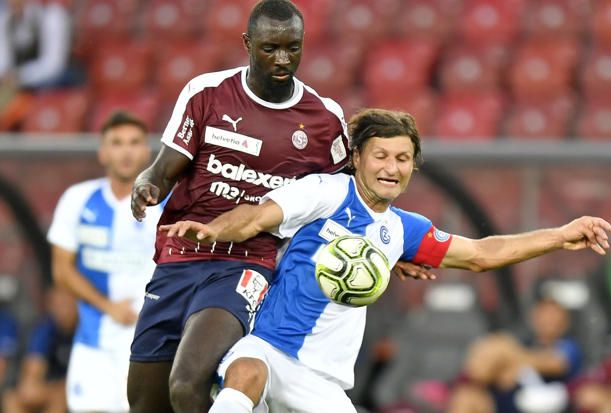 Der Grasshopper Veroljub Salatic, rechts, gegen Servette's Grejohn Kyei, rechts, beim Fussballcup 1/16 - Finalspiel Grasshopper Club Zuerich gegen Servette FC in Zuerich am Freitag, 13. September ...