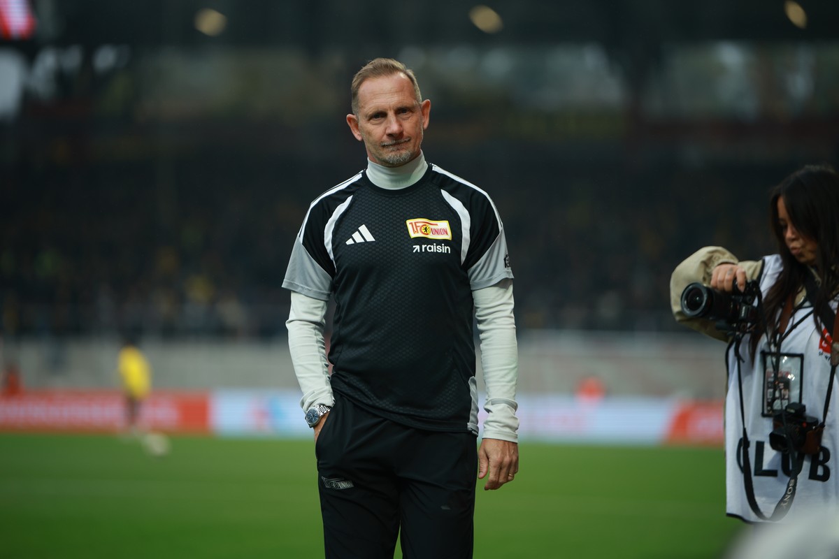 epa13311203 Unions head coach Mauro Lustrinelli walks towards an interview prior to the Bundesliga soccer match Union Berlin against Borussia Dortmund in Berlin, Germany, 17 October 2026. EPA/CLEMENS ...