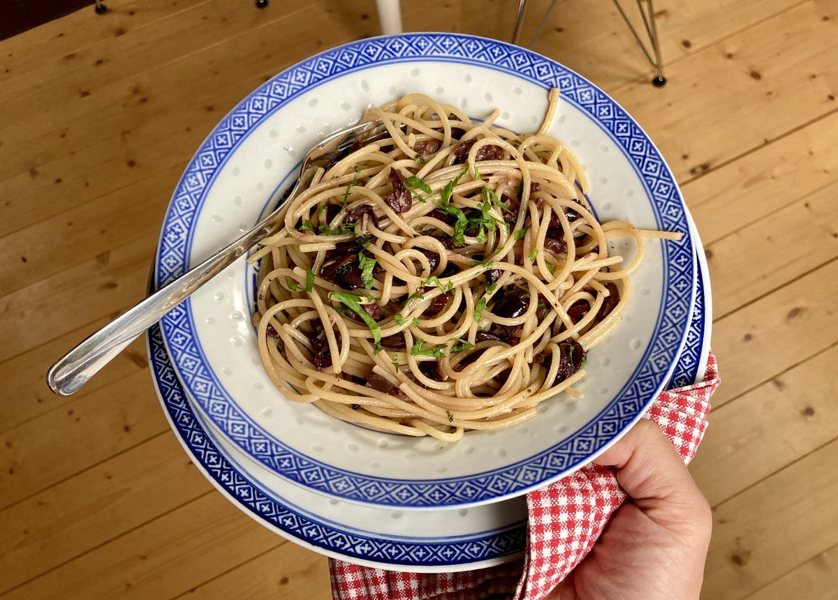 spaghetti con olive nere schwarze oliven essen kochen food pasta italien