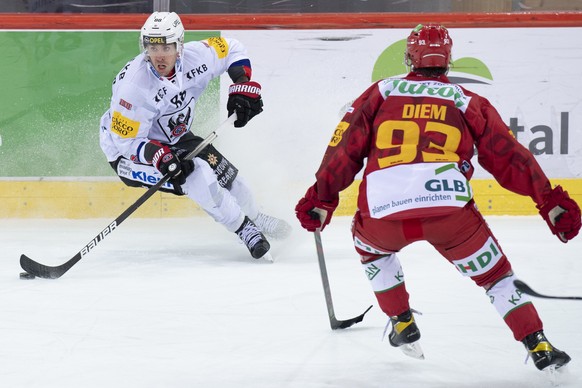 Tigers Nolan Diem, rechts, kaempft um den Puck gegen Fribourgs Christopher Didomenico, links, beim Meisterschaftsspiel der National League, zwischen den SCL Tigers und dem HC Fribourg-Gotteron, am Die ...