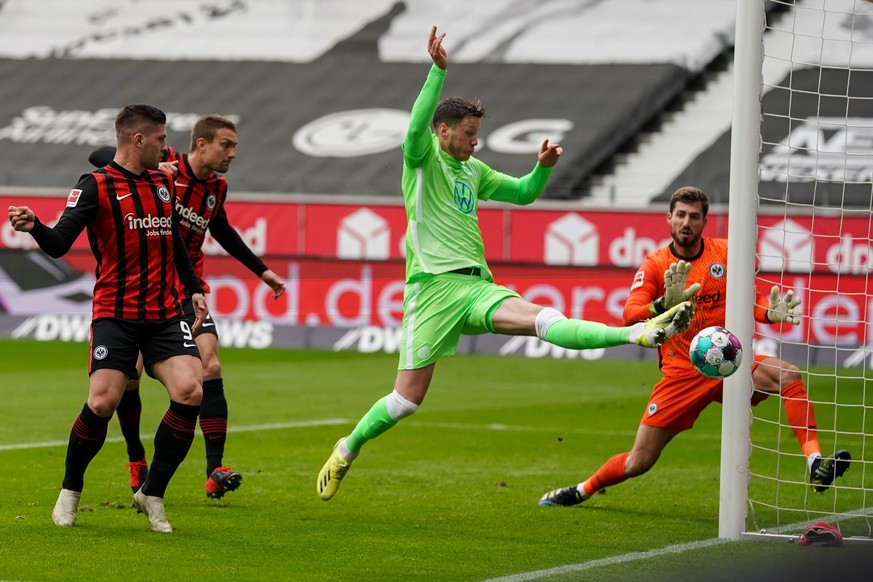 dpatopbilder - 10.04.2021, Hessen, Frankfurt/M.: Fu�ball: Bundesliga, Eintracht Frankfurt - VfL Wolfsburg, 28. Spieltag im Deutsche Bank Park. Wolfsburgs St�rmer Wout Weghorst (2.v.r) vergibt eine Cha ...