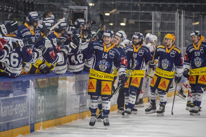 Die Zuger mit Livio Stadler, vorne, feiern das 2:1 beim Eishockey Meisterschaftsspiel in der Qualifikation der National League zwischen dem EV Zug und den Rapperswil-Jona Lakers vom Dienstag, 12. Janu ...