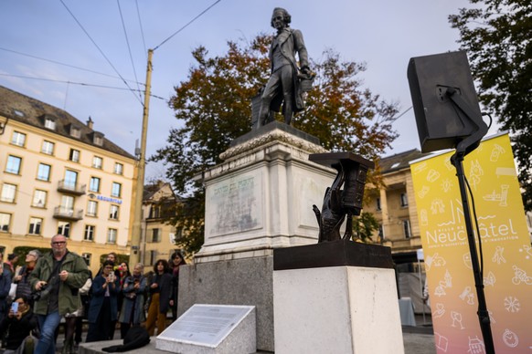 L&#039;oeuvre &quot;Great in the concrete&quot; de l&#039;artiste Mathias Pfund est visible a cote de la plaque explicative et de la statue de David de Pury lors de l&#039;inauguration d&#039;un oeuvr ...