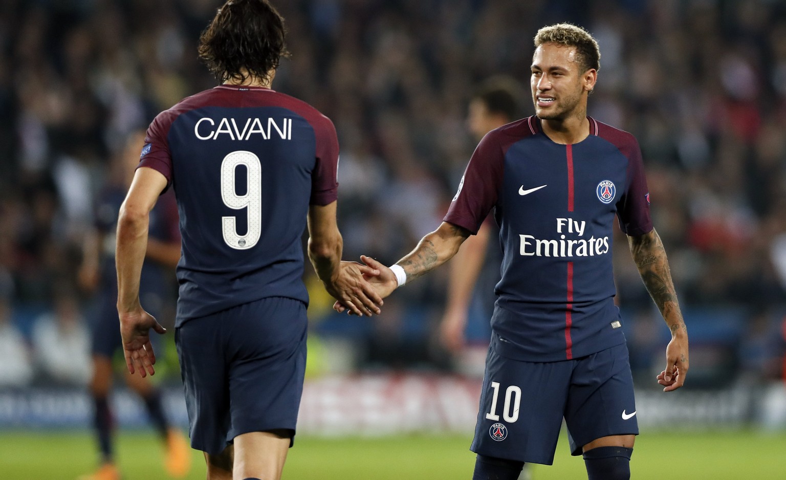 epa06231137 Paris Saint-Germain strikers Edinson Cavani (L) and Neymar react during the UEFA Champions League Group B soccer match against the Bayern Munich at the Parc des Princes Stadium, in Paris,  ...