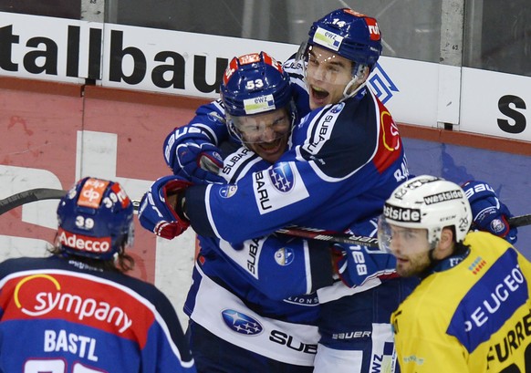 Die Zuercher Mark Bastl, Morris Trachsler und Chris Baltisberger (r.) bejubeln das 3:2.