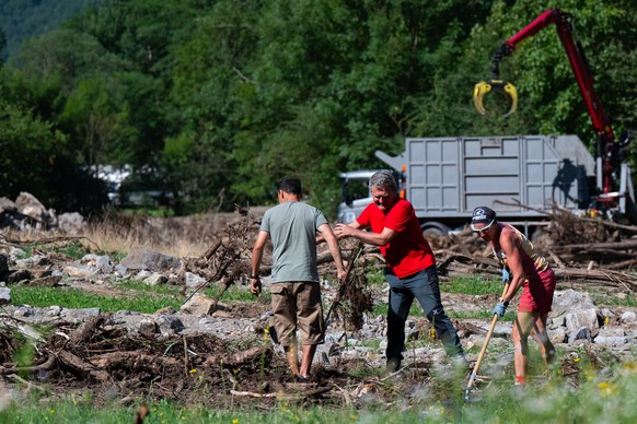 Ungefaehr 150 freiwillige Helfer und Helferinnen helfen am Solidaritaetstag nach dem Unwetter mit verheerendem Hochwasser bei der Raeumung von Truemmern auf Wiesen und Feldern sowie in Wohnhaeusern, a ...