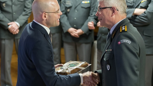 Baschi Duerr, Militaerdirektor Basel-Stadt, links verabschiedet Divisionaer Andreas Boelsterli, Kommandant der Ter Reg 2, rechts, im Rathaus in Basel am Dienstag, 26. Januar 2016. Beim Kommandantenemp ...