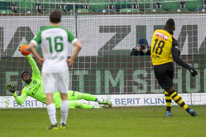 FC St.Gallen Torhueter Lawrence Ati Zigi wehrt erfolgreich den Penalty von BSC Young Boys Stuermer Jean-Pierre Nsame (#18) ab, der aber nachher wiederholt wird waehrend dem Fussball Meisterschaftsspie ...