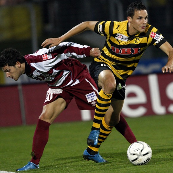 Andrea Russotto von Bellinzona, links, und David Degen von YB, rechts, kaempfen um den Ball, beim Fussball Meisterschaftsspiel der Super League zwischen der AC Bellinzona und dem BSC Young Boys, am Do ...