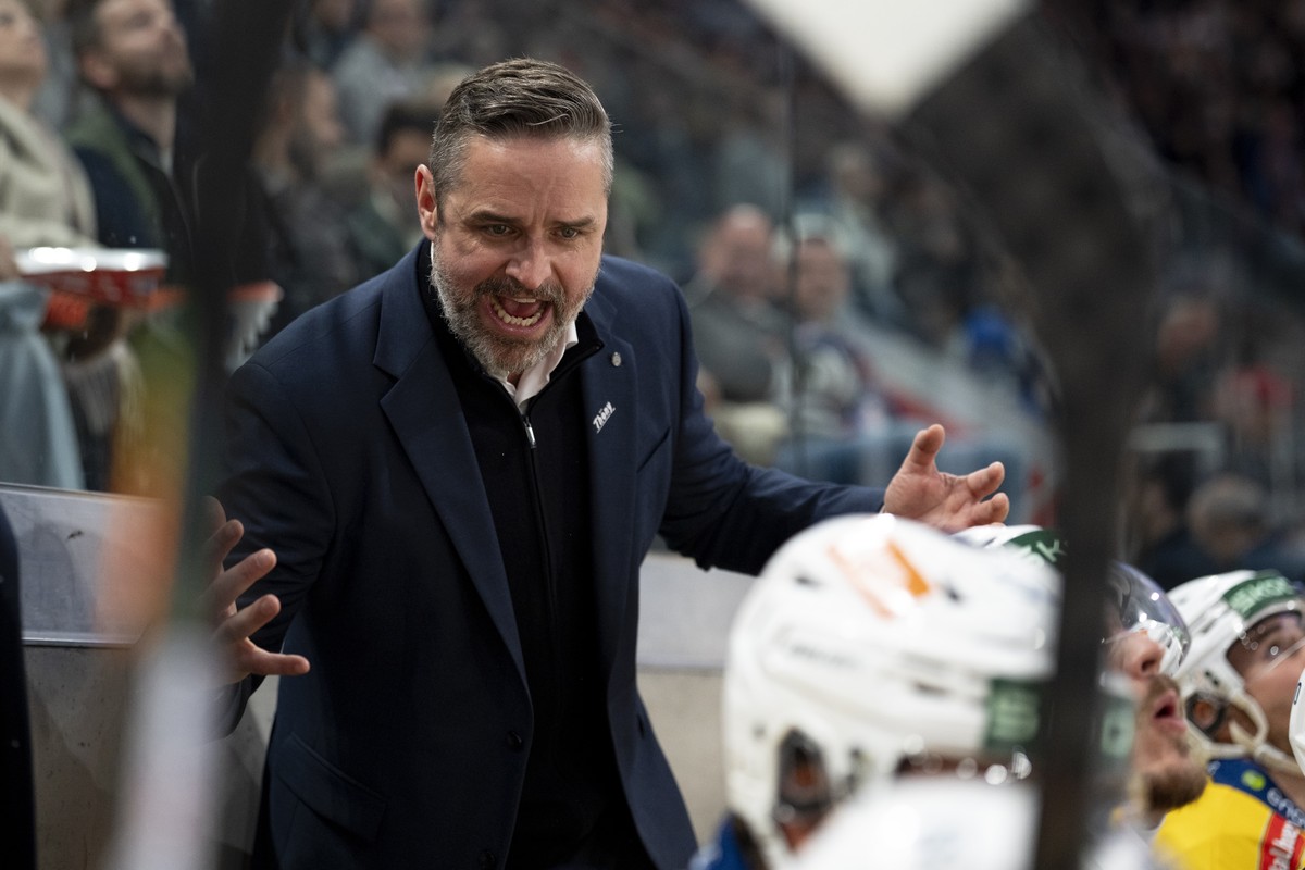 Head Coach Josh Holden gestikuliert bei dem Spiel 2 des Playoff Halbfinal der Eishockey National League zwischen den ZSC Lions und dem HC Davos am Montag, 6. April 2026 in der Swiss Life Arena in Zuer ...