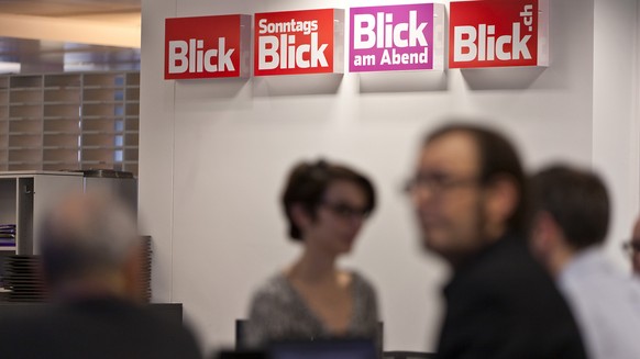 Journalisten an einer Sitzung im Newsroom von Ringier, der Redaktion fuer den Sonntagsblick, Bilck, Blick am Abend und blick.ch, aufgenommen am 30. Januar 2012 in Zuerich. (KEYSTONE/Gaetan Bally)