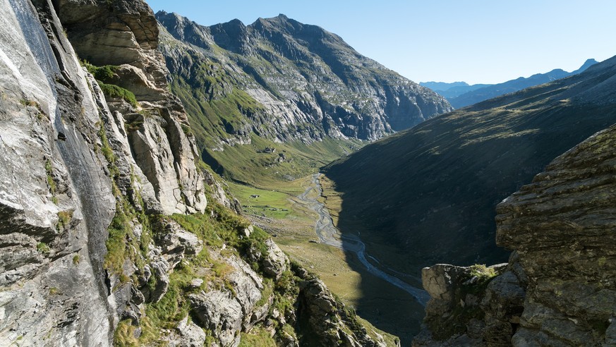 Blick vom Aufstieg zum Passo Soreda in der geplanten Kernzone des Parc Adula auf das Laentatal mit der Lampertsch Alp in der direkt angrenzenden Umgebunszone, aufgenommen am Mittwoch, 7. September 201 ...