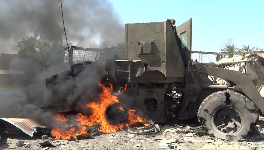 Dieses Bild eines brennenden Militärfahrzeugs wurde am Dienstag vom IS im Internet verbreitet.&nbsp;