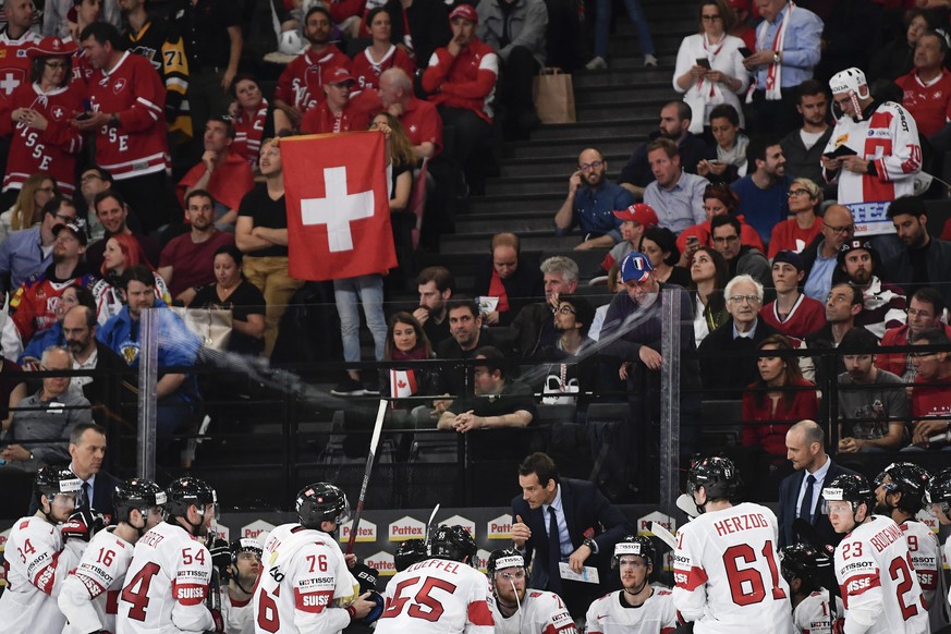 Switzerland’s head coach Patrick Fischer, center, speak during their Ice Hockey World Championship group B preliminary round match between Switzerland and Canada in Paris, France on Saturday, May 13,  ...