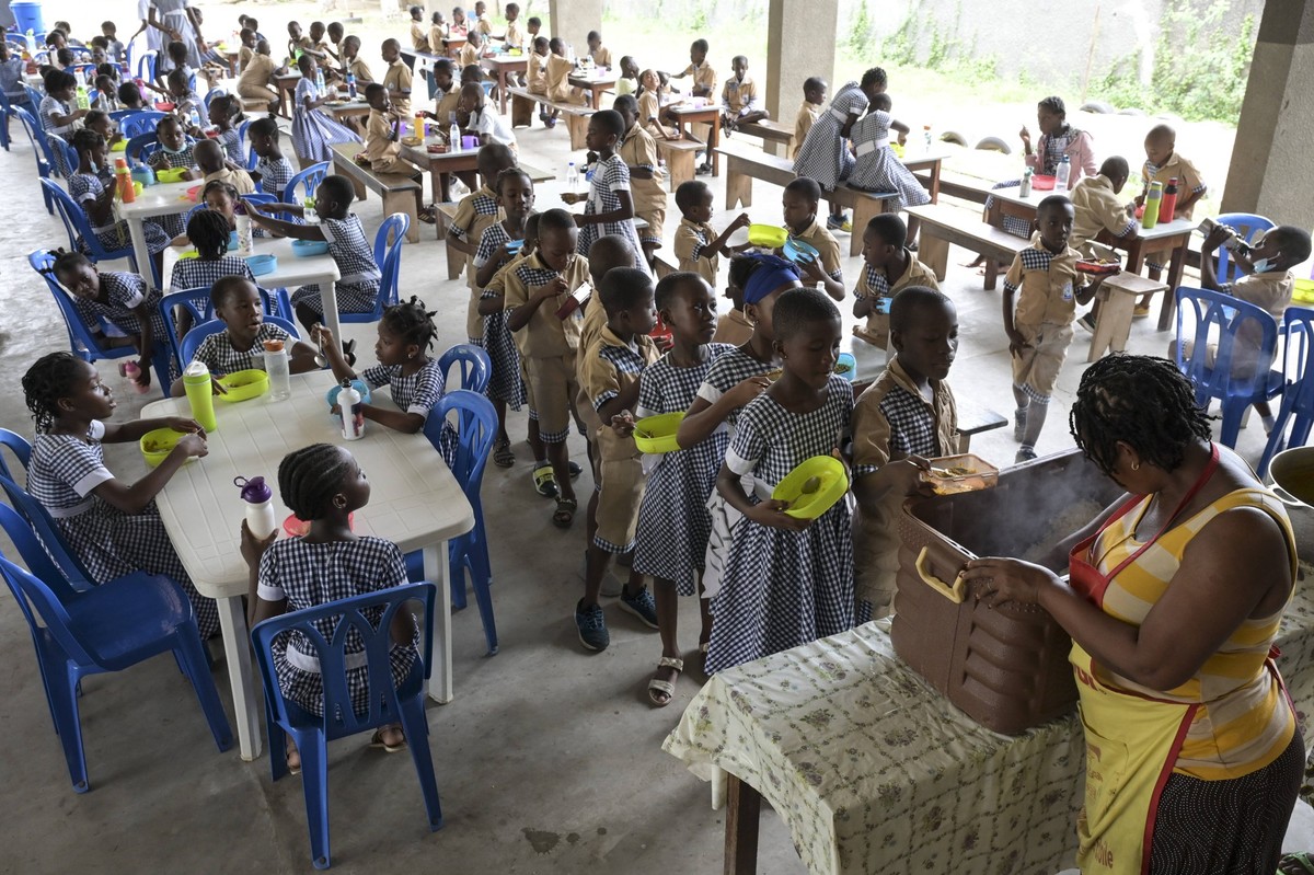 Ivory Coast, catholic school IVORY COAST, Abidjan, catholic school, lunch break *** ELFENBEINKUESTE, Abidjan, Stadtteil Koumassi-Remblais, Foyer Marie Dominique von den Soeurs Salesiennes de Don Bosco ...