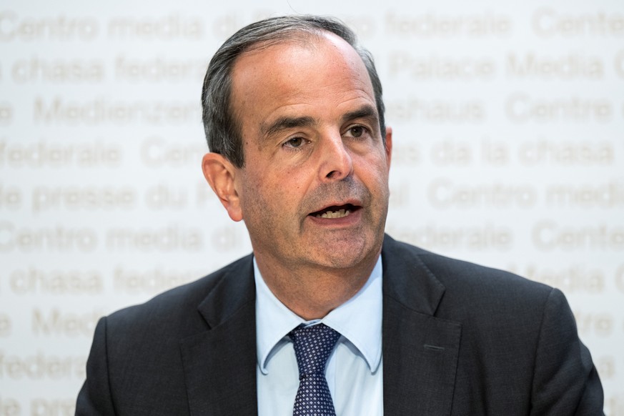 Nationalrat und Parteipraesident Gerhard Pfister, ZG, von der Mitte Partei, aeussert sich an einer Pressekonferenz zur Lancierung der Initiativen fuer faire Renten und faire Steuern, am Dienstag, 18.  ...