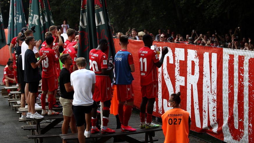 epa08512560 Players of Union Berlin celebrate with fans outside the ground after the German Bundesliga soccer match between 1. FC Union Berlin and Fortuna Duesseldorf at Stadion An der Alten Foerstere ...