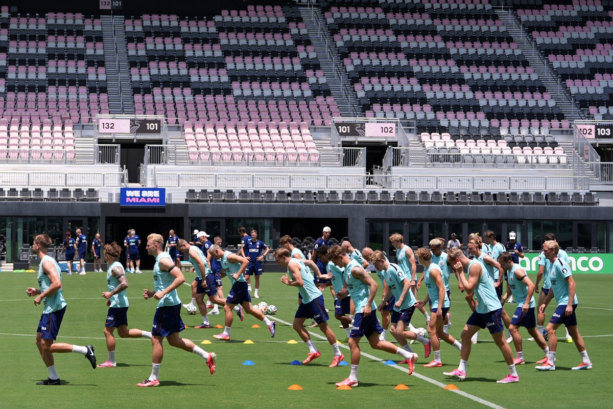 Norway players work out during a training session three days ahead of their quarterfinal World Cup soccer match against England, Wednesday, July 8, 2026, in Fort Lauderdale, Fla. (AP Photo/Rebecca Bla ...