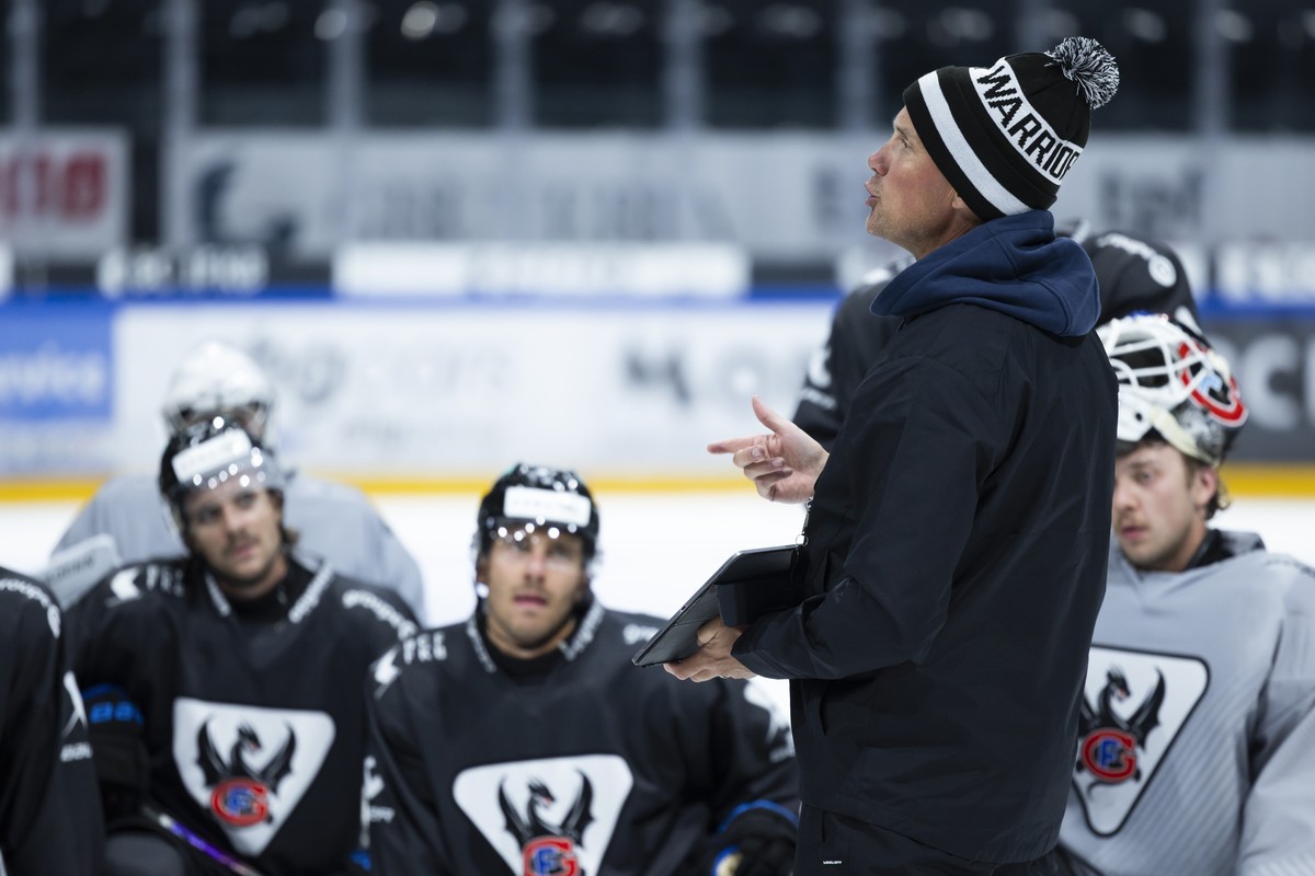 Roger Roennberg, neuer Cheftrainer HC Fribourg-Gotteron, spricht mit seinen Spielern waehrend einem Training, am Montag, 4. August 2025 in der BCF Arena in Fribourg. (KEYSTONE/Peter Klaunzer)