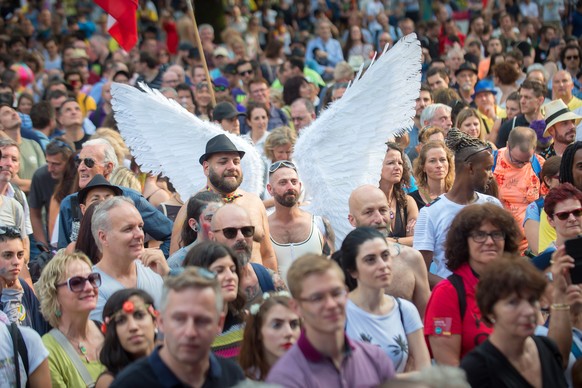 Zuschauer an den Ansprachen zur LGBT-Parade am Samstag, 2. Juni 2018, entlang der Seepromenade in Lugano. Jedes Jahr im Juni feiern Hunderte von Staedten und Gemeinden auf der ganzen Welt die LGBT (Le ...