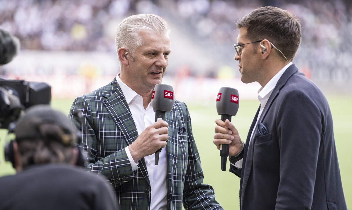 SRF Moderator Rainer Maria Salzgeber, links, diskutiert mit Experte Benjamin Huggel, vor dem Schweizer Fussball Cup Final zwischen dem BSC Young Boys und dem FC Lugano, am Sonntag, 4. Juni 2023, im St ...