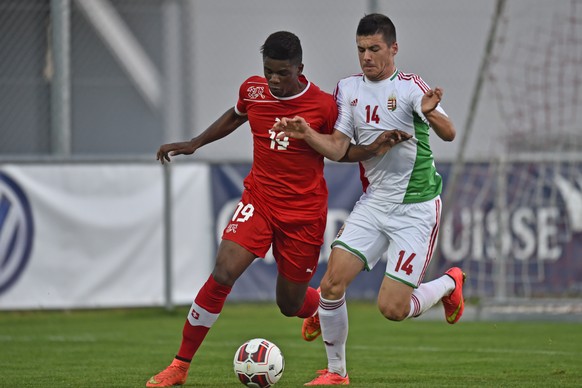 02.10.2014; Alterswil; Fussball Nationalmannschaft U18 - Schweiz - Ungarn;
Kwadwo Duah (SUI) gegen Gyoergy Hursan (HUN)
(Urs Lindt/freshfocus)