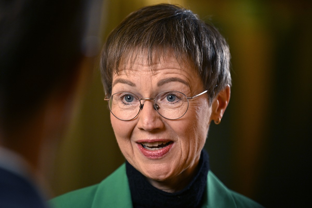 Brigitte Haas(VU) beantwortet Fragen nach dem Sieg ihrer Partei bei den Landtagswahlen im Fuerstentum Liechtenstein vor dem Landtagsgebaeude in Vaduz am Sonntag, 9. Februar 2025. Erstmals in der Gesch ...