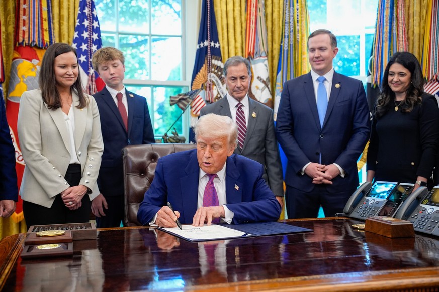 epa12087762 US President Donald Trump (C) signs executive orders and speaks to reporters in the Oval Office of the White House in Washington, DC, USA, 09 May 2025. EPA/Yuri Gripas / POOL