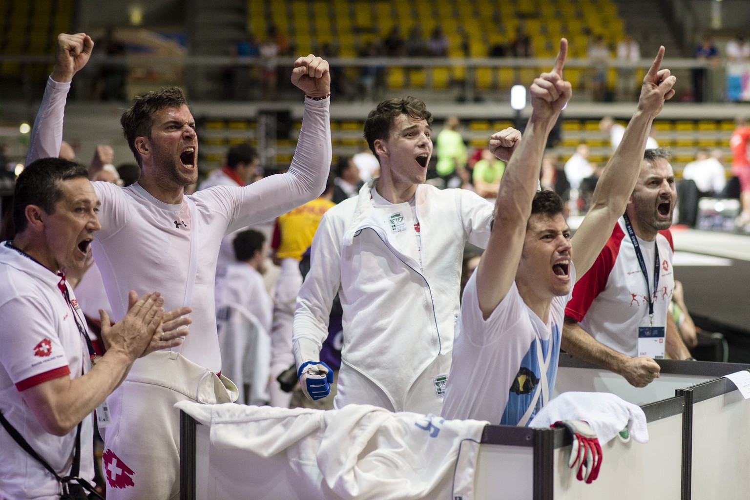 Vor der Entscheidung im Halbfinale: Das Schweizer Team mit Benjamin Steffen, Peer Borsky und Fabian Kauter bejubelt einen Treffer von Max Heinzer.&nbsp;