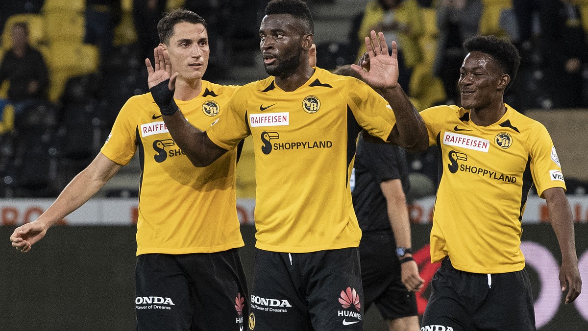 YBs Nicolas Buergy, Jean-Pierre Nsame und Felix Mambimbi, von links, feiern den Treffer zum 4:2 im Fussball Meisterschaftsspiel der Super League zwischen den Berner Young Boys und Servette FC, am Mitt ...