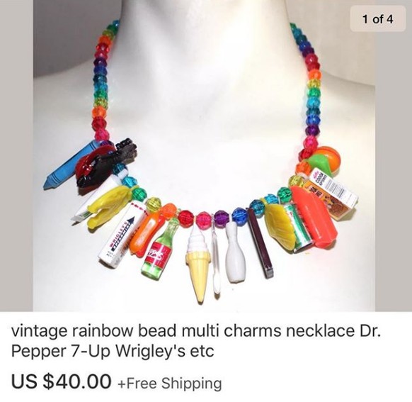 Vintage-Regenbogen-Perlenkette mit mehreren Anhängern.