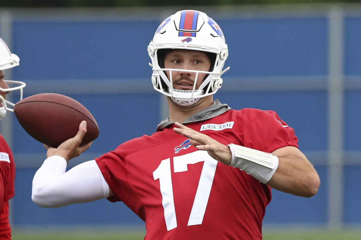 Buffalo Bills quarterback Josh Allen (17) throws a pass during NFL football practice in Orchard Park, N.Y., Tuesday, June 11, 2024. (AP Photo/Jeffrey T. Barnes)