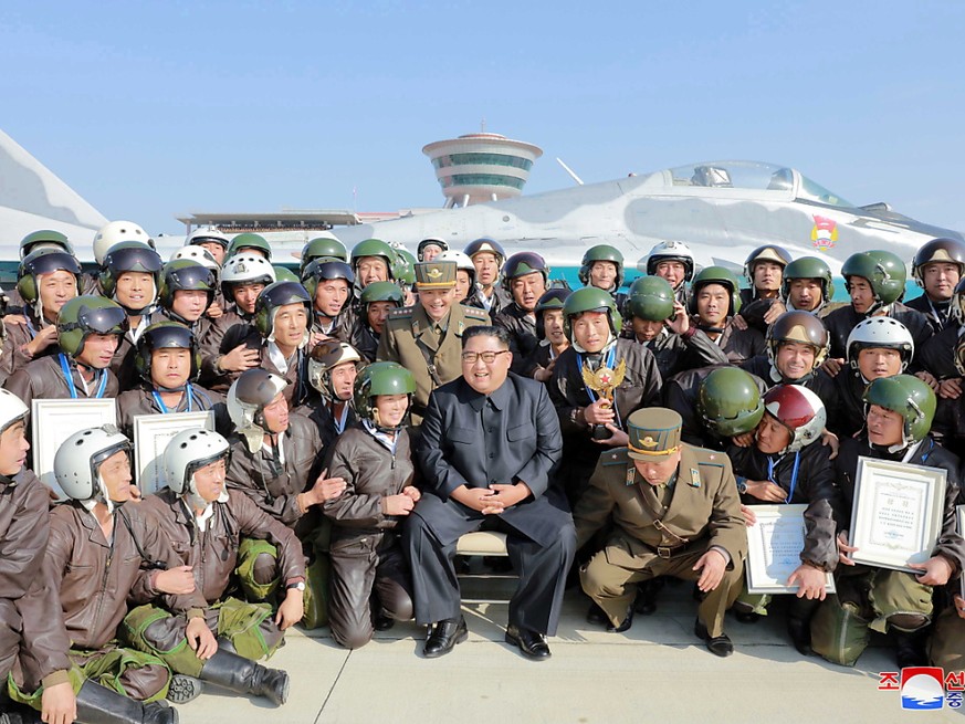 Kim posiert mit Angehörigen der Luftwaffe.