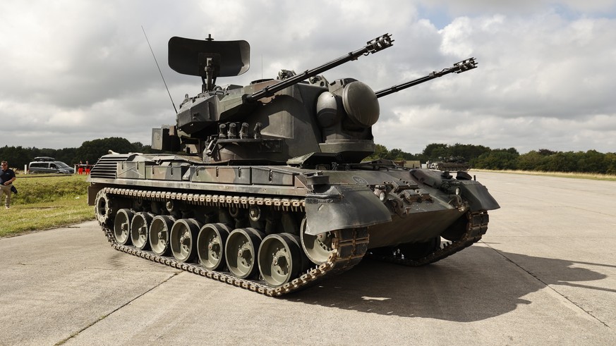 epa10137713 An anti-aircraft gun tank Gepard during Chancellor Scholz's visit to a training facility of the arms-maker Krauss-Maffei Wegmann at the Putlos military training area in Oldenburg in H ...