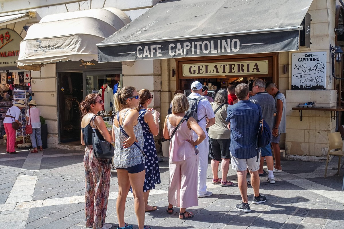 Daily Life In Valletta People waiting in a line to buy ice cream in Italian Gelateria are seen in Valletta , Malta on 21 September 2022 Valletta Malta PUBLICATIONxNOTxINxFRA Copyright: xMichalxFludrax ...
